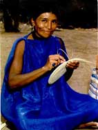 mujer indígena baure tejiendo