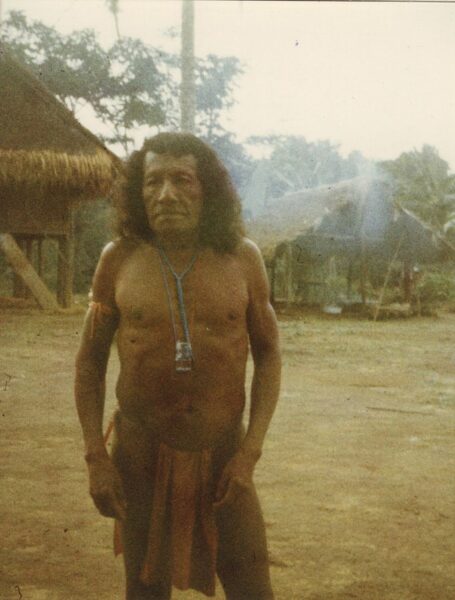 Escaneo de una fotografía tomada en 1979. Moloko, Gran Hechicero de los Wayanas, en el pueblo de Antecume-Pata.