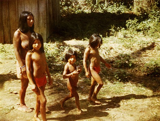 Escaneo de una fotografía tomada en 1979. Moloko, Gran Hechicero de los Wayanas, en el pueblo de Antecume-Pata.
