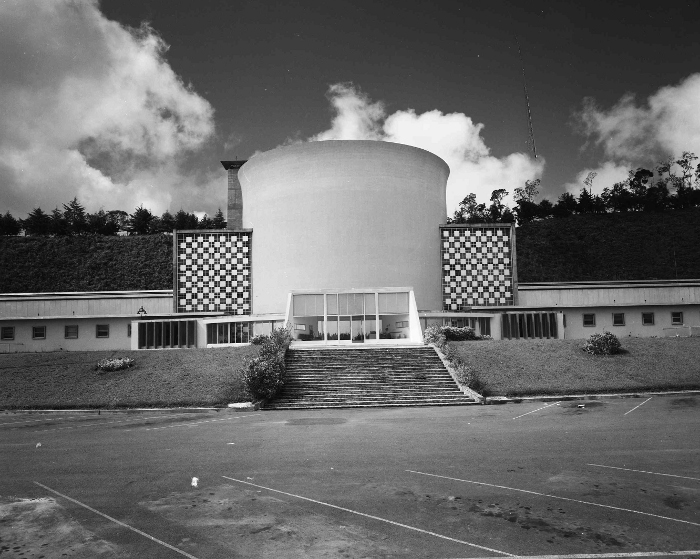 Fachada_antigua_del_Centro_de_Física reactor nuclear ivic