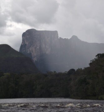 Lluvia cayendo sobre el cerro Autana(El arbol de la vida en lengua Piaroa) en Amazonas, Venezuela