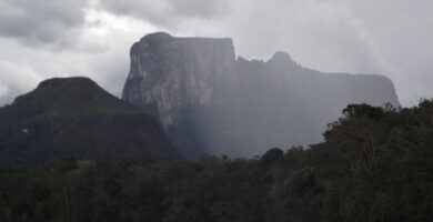 Lluvia cayendo sobre el cerro Autana(El arbol de la vida en lengua Piaroa) en Amazonas, Venezuela
